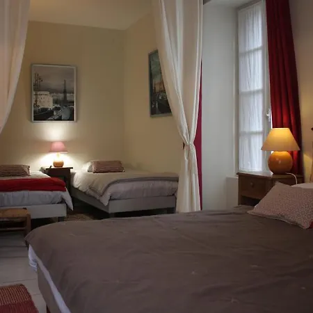 La Maison De L'ousse לינה וארוחת בוקר 3*