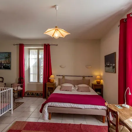 La Maison De L'ousse לינה וארוחת בוקר